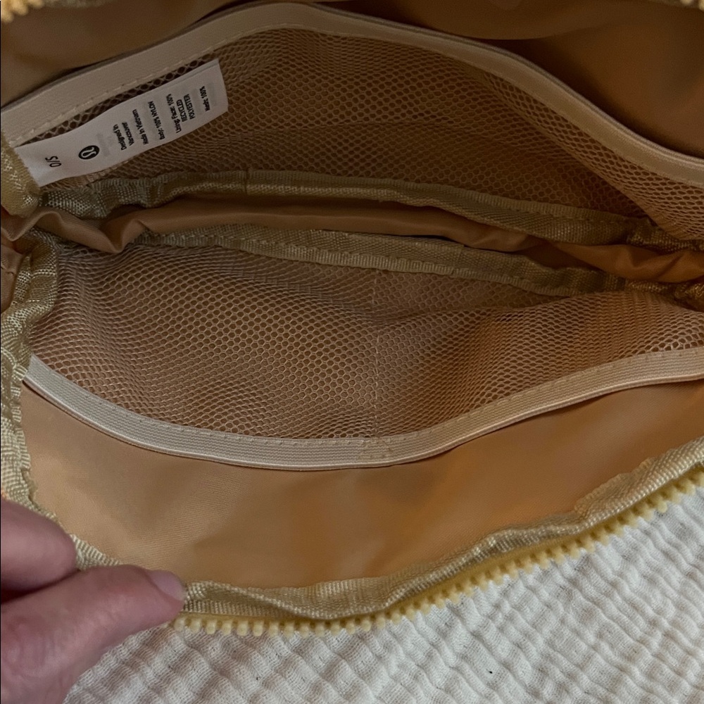 lululemon athletica Tan and White Crossbody Bag - Picture 4 of 5